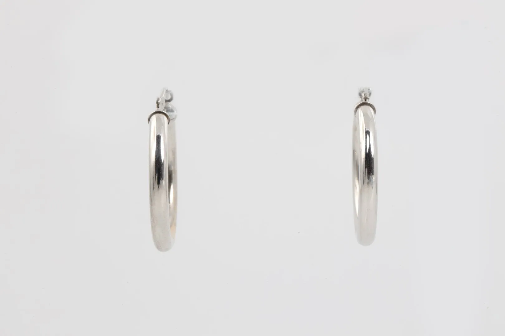 10k White Gold Hoop Earrings (1.30g.)