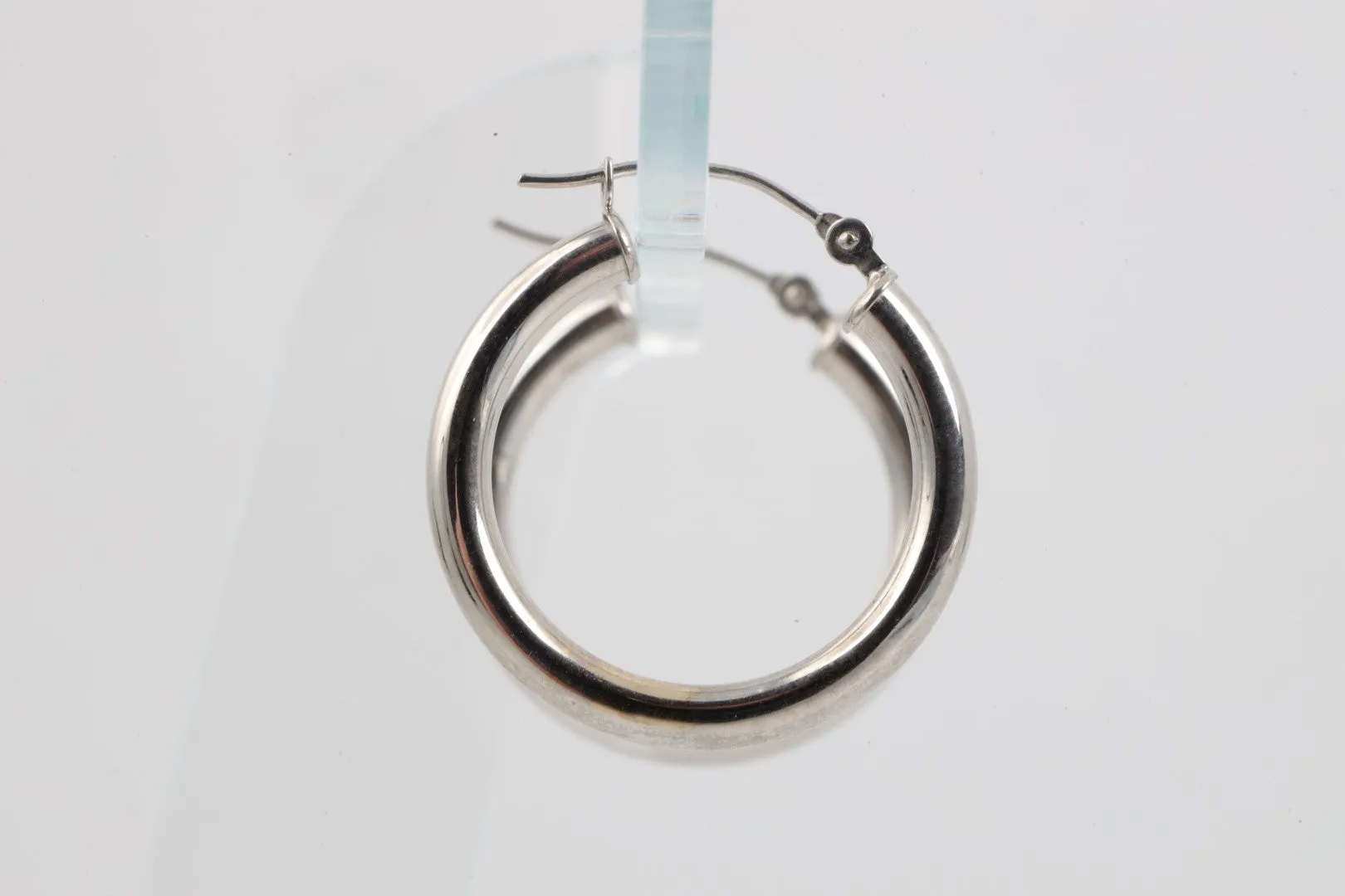 10k White Gold Hoop Earrings (1.30g.)