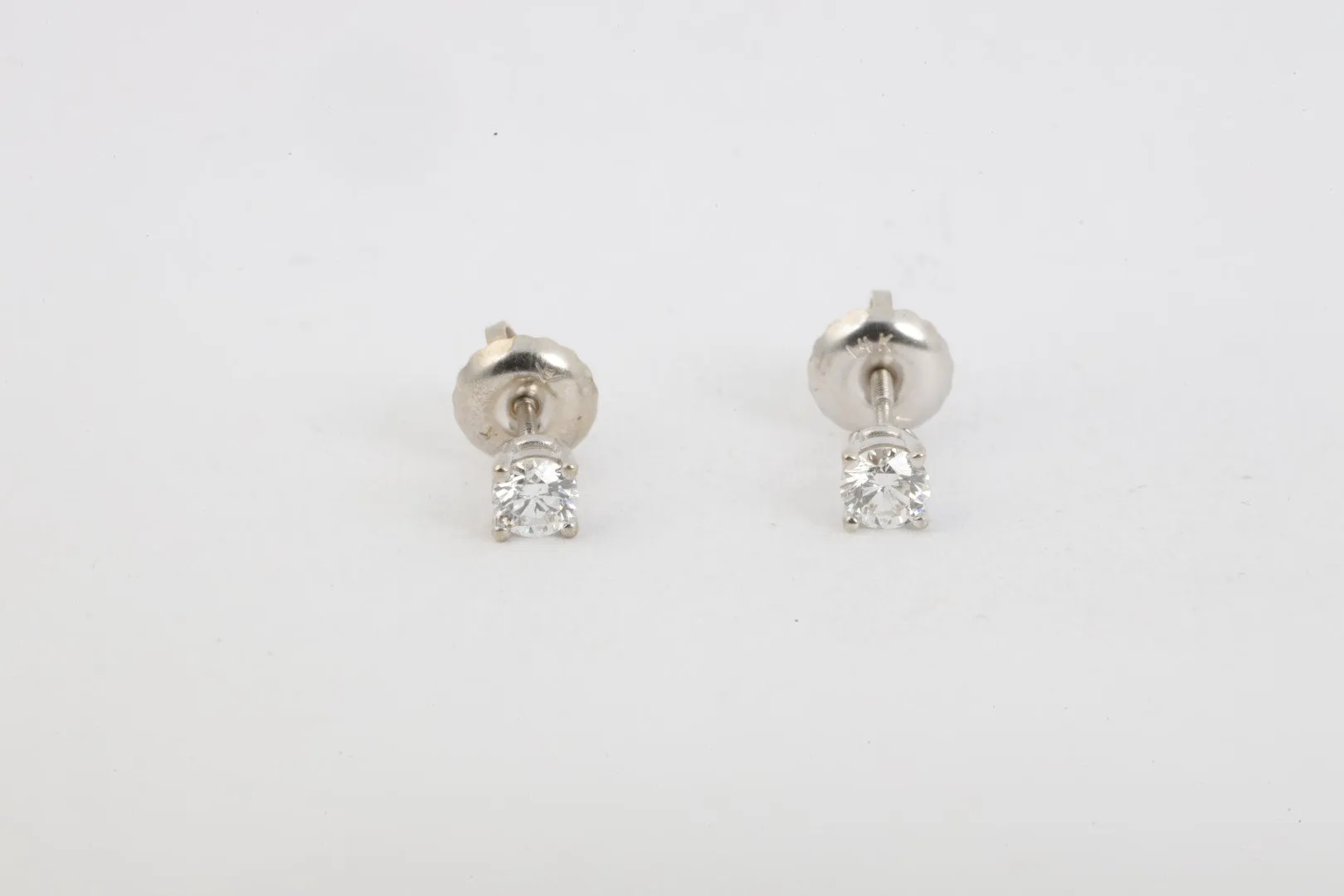 14k White Gold 0.28tcw Diamond Stud Earrings (0.61g.)