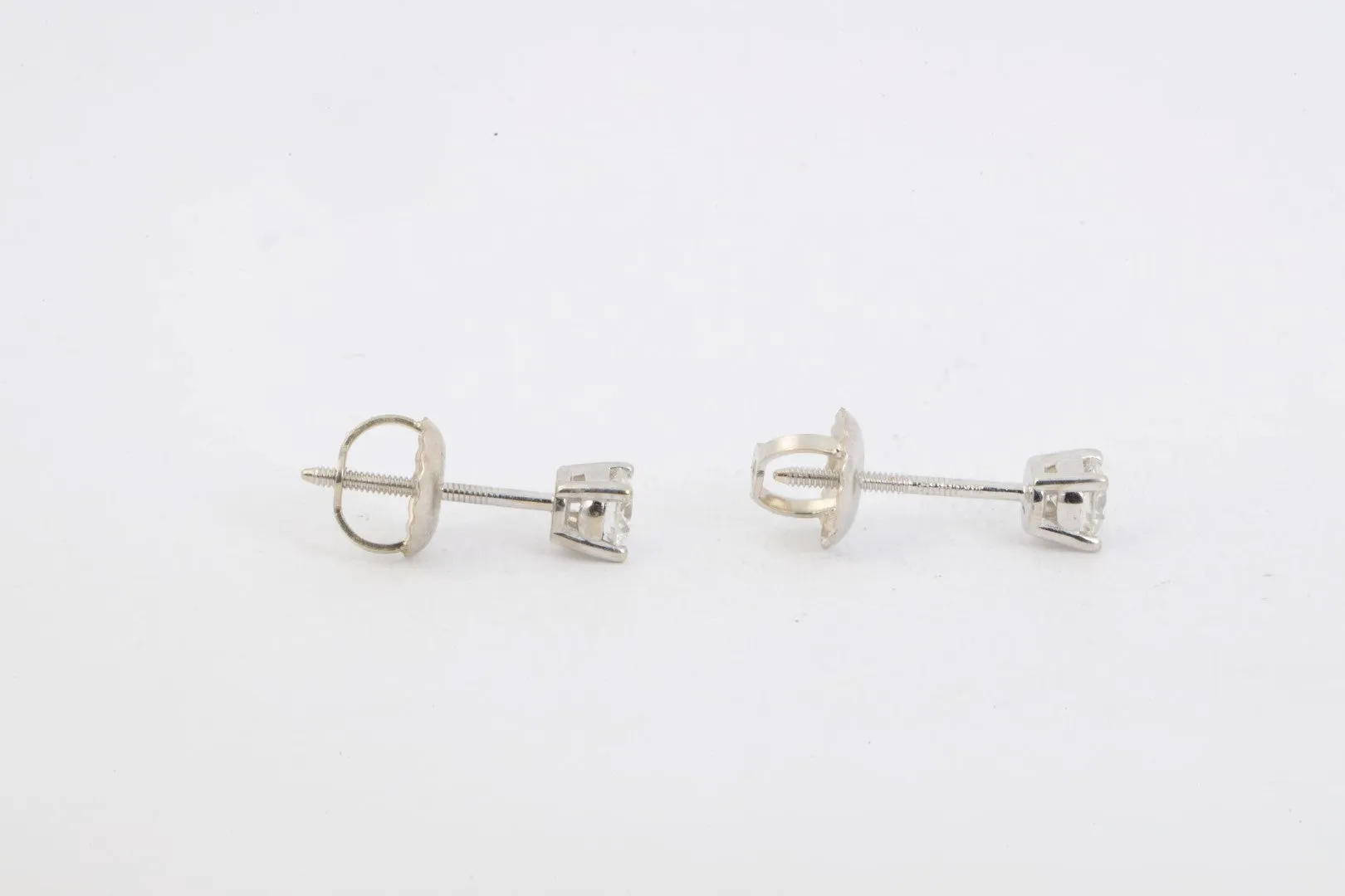 14k White Gold 0.28tcw Diamond Stud Earrings (0.61g.)