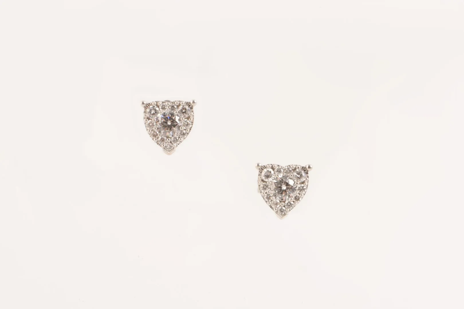 14k White Gold 0.52tcw Diamond Heart Stud Earrings (1.47g.)