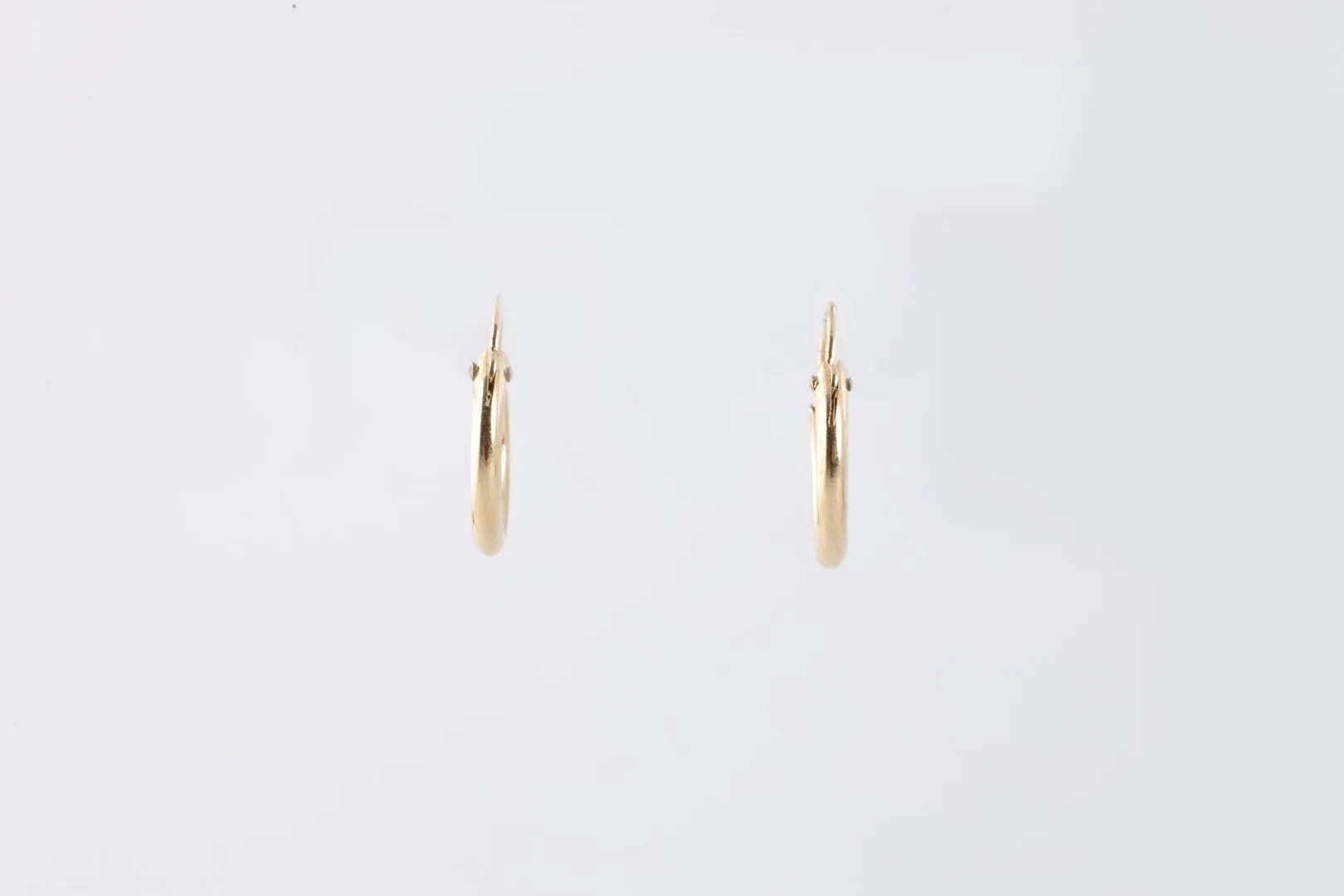 14k Yellow Gold Small Hoop Earrings (0.58g.)