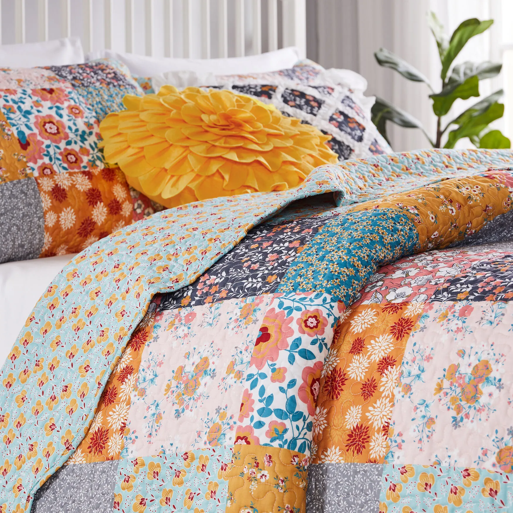 Carlie Calico Quilt Set