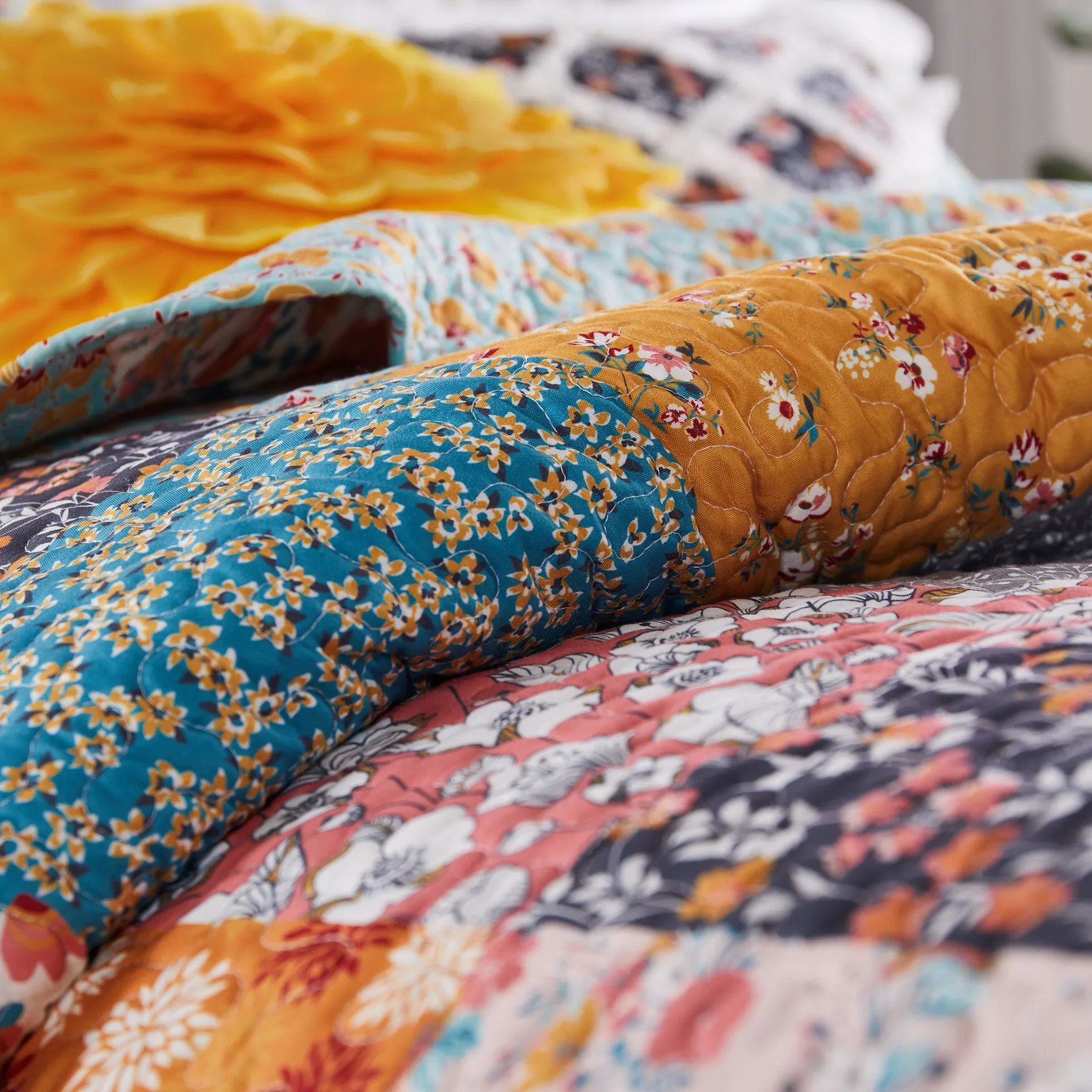 Carlie Calico Quilt Set