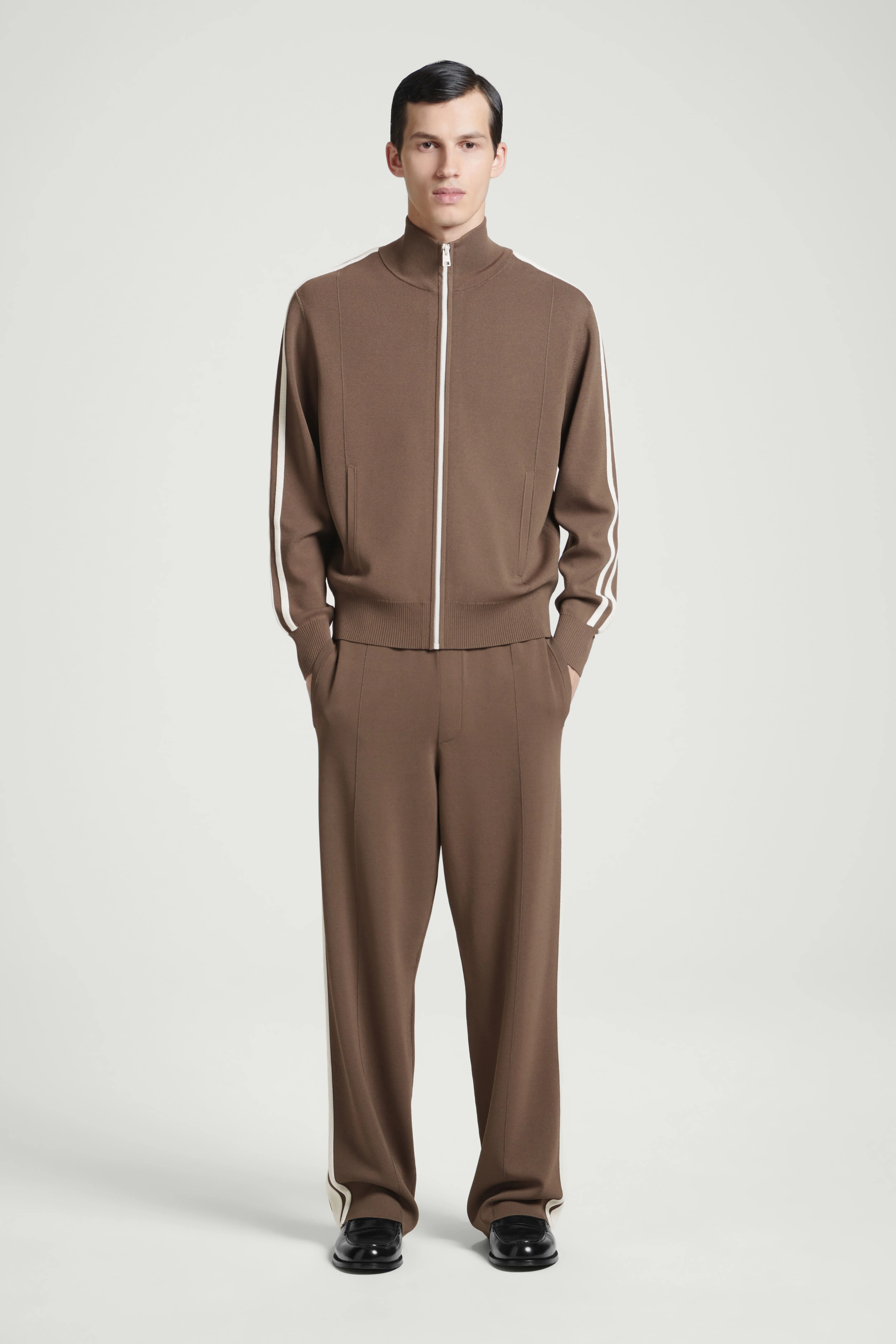 CONTRAST-STRIPE KNITTED JOGGERS - Regular waist - Long - BROWN / IVORY - Men | H&M GB