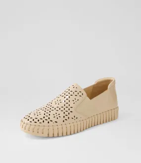 DJANGO & JULIETTE Harel Latte Patent Leather Sneakers