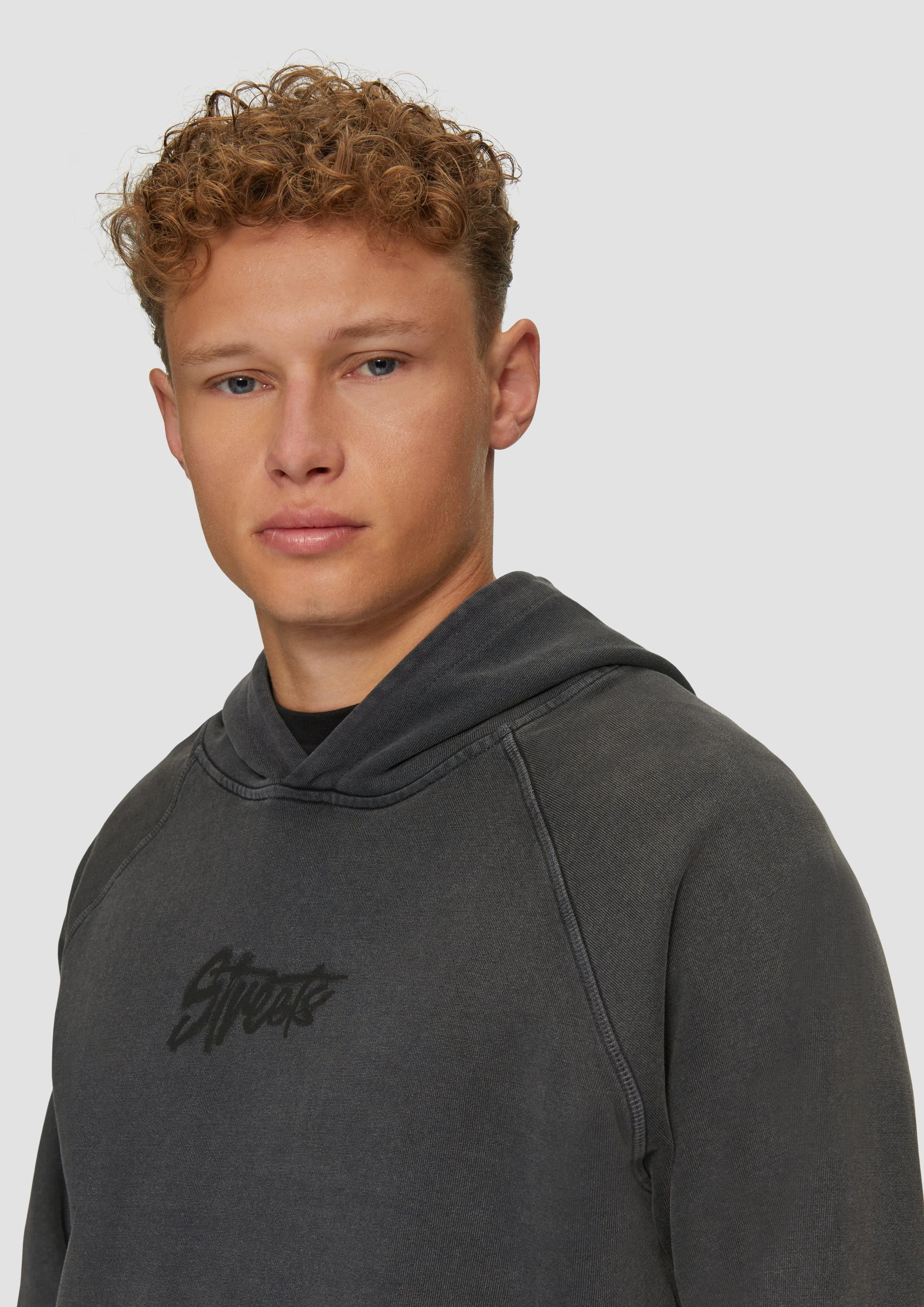 Garment-washed hoodie with a front print and cut-out