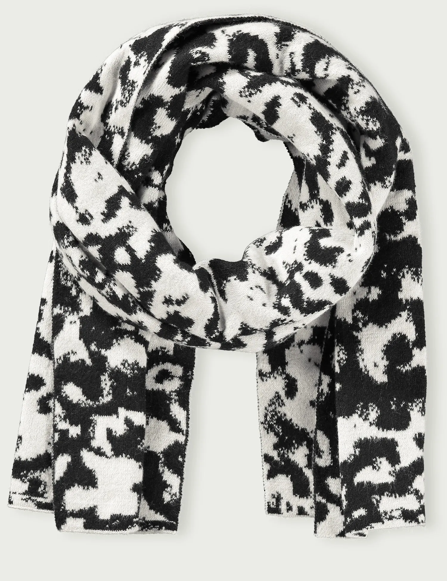 Knitted scarf with a two-tone pattern