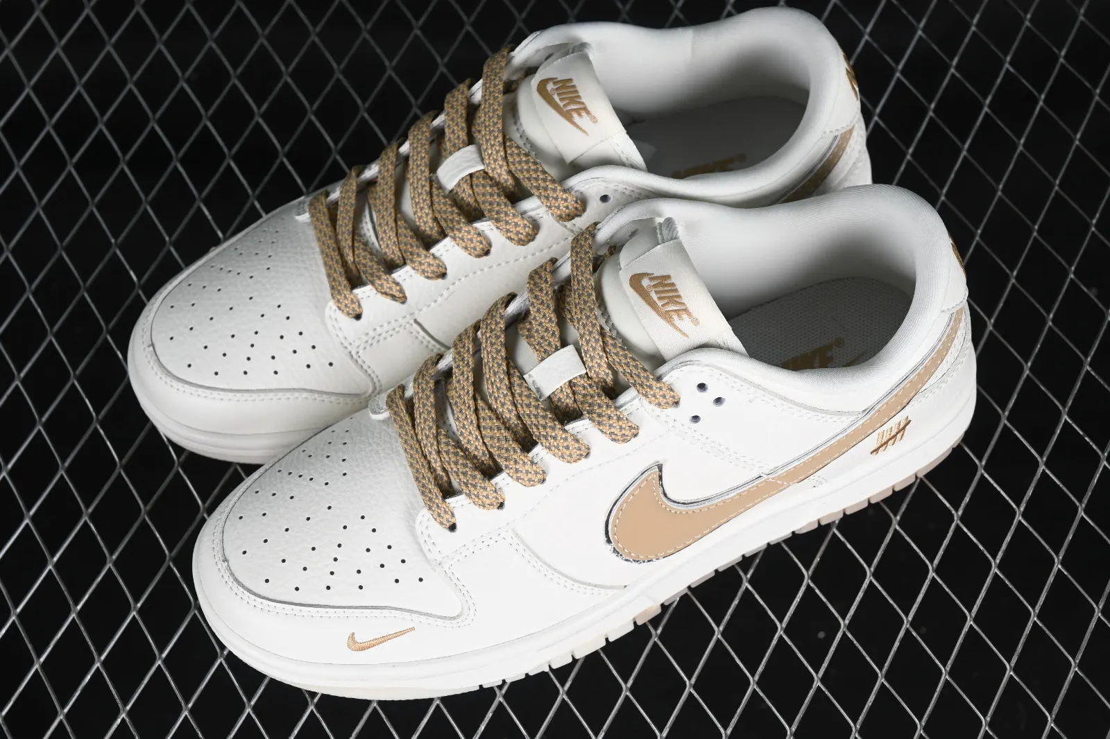 Undefeated x Nike SB Dunk Low Off White Kakhi XH0923-152
