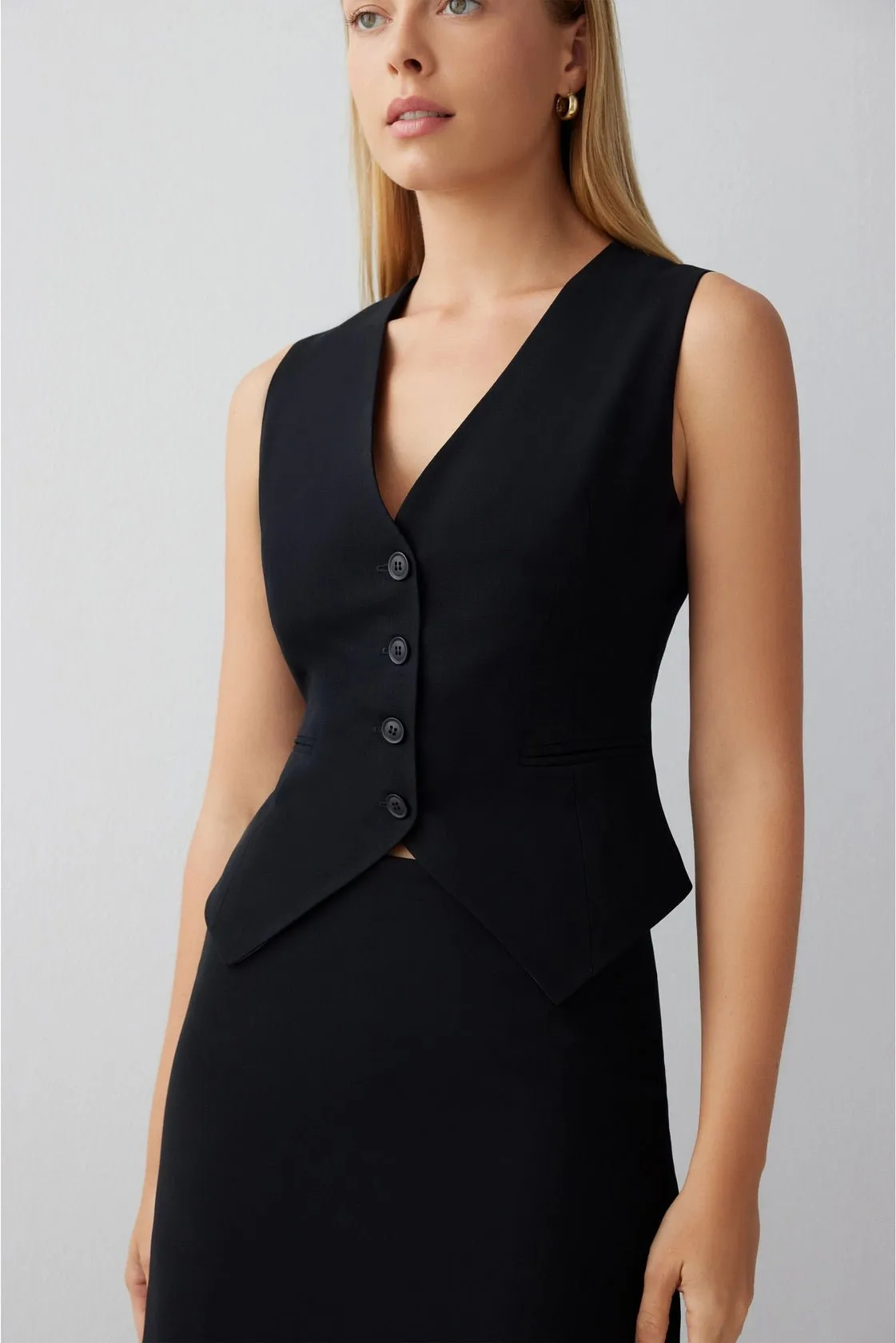 Vie Vest in Black